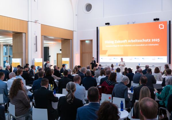 Publikum und Bühne während der Veranstaltung "Dialog Zukunft Arbeitsschutz 2025"