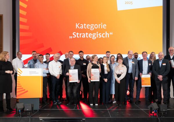 Vertreter*innen der ausgezeichneten und nominierten Unternehmen in der Kategorie "Strategisch" mit Laudatorin