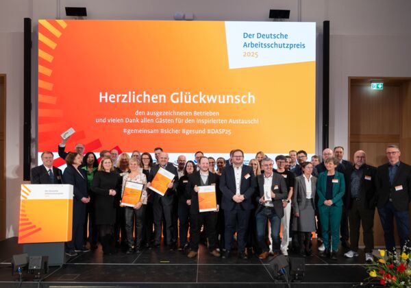 Vertreter*innen der ausgezeichneten Unternehmen, Laudator*innen und Mitglieder der DASP-Jury