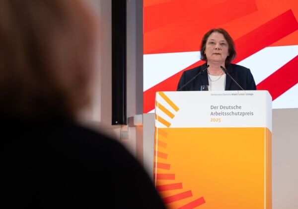 Sabine Majehrke, die Vorsitzende des LASI, hält am Pult die Laudatio in der Kategorie „Betrieblich“.