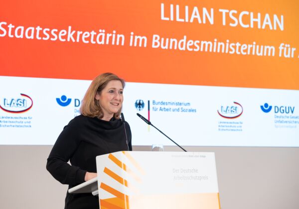 Lilian Tschan, Staatssekretärin im BMAS, hält das Grußwort.
