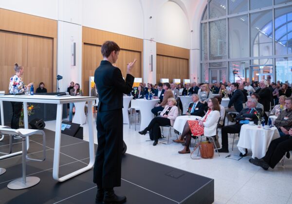 Publikum im Veranstaltungssaal während der Keynote beim "Dialog Zukunft Arbeitsschutz 2025“.
