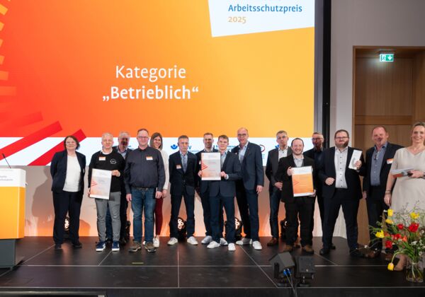 Pressefoto der Vertreter*innen der ausgezeichneten und nominierten Unternehmen mit Laudator*in