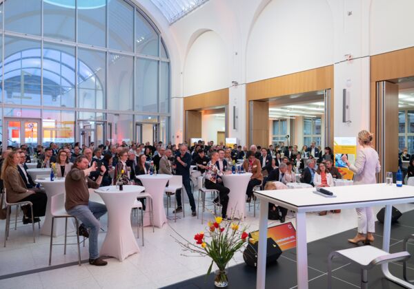 Der gefüllte Veranstaltungssaal während der Anmoderation beim "Dialog Zukunft Arbeitsschutz 2025"