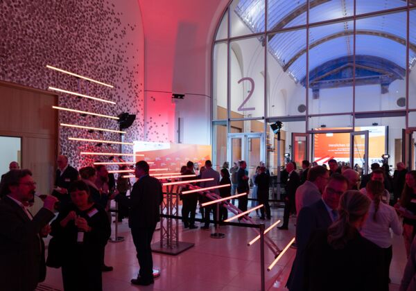 Das gefüllte Foyer während des Get Togethers nach der Verleihung des Deutschen Arbeitsschutzpreises 2025