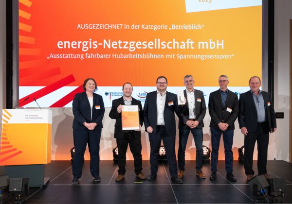 Vertreter des ausgezeichneten Unternehmens mit Laudatorin