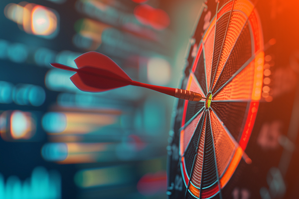 Dartscheibe mit Pfeil, der genau in der Mitte steckt