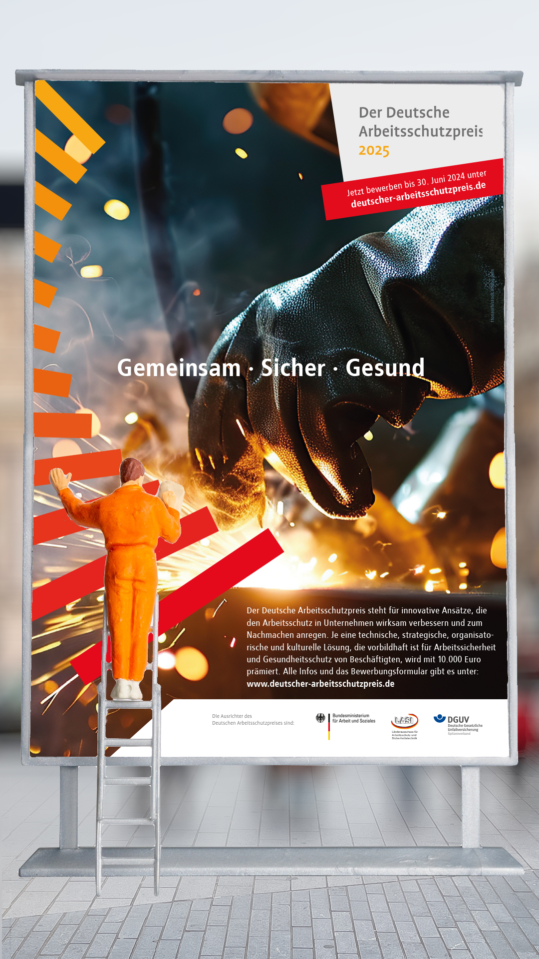 Modellfigur auf einer Leiter vor einer Plakatwand in Modellgröße