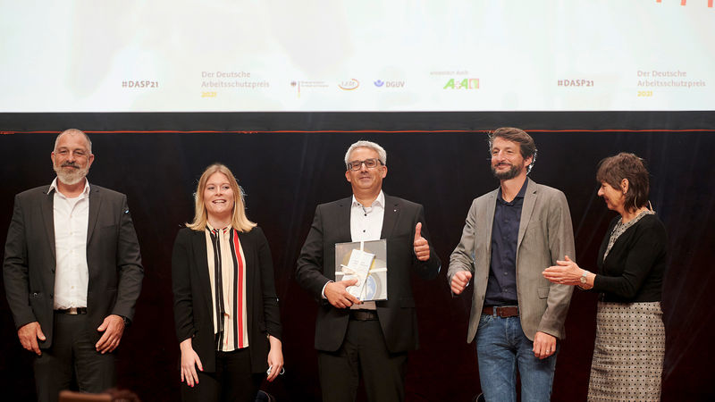 2021 mit dem Publikumspreis ausgezeichnet: Mercedes-Benz AG mit Preispatin Anne Janz, Staatssekretärin des Hessischen Ministeriums für Soziales und Integration (Foto: DASP/Stephan Floss)