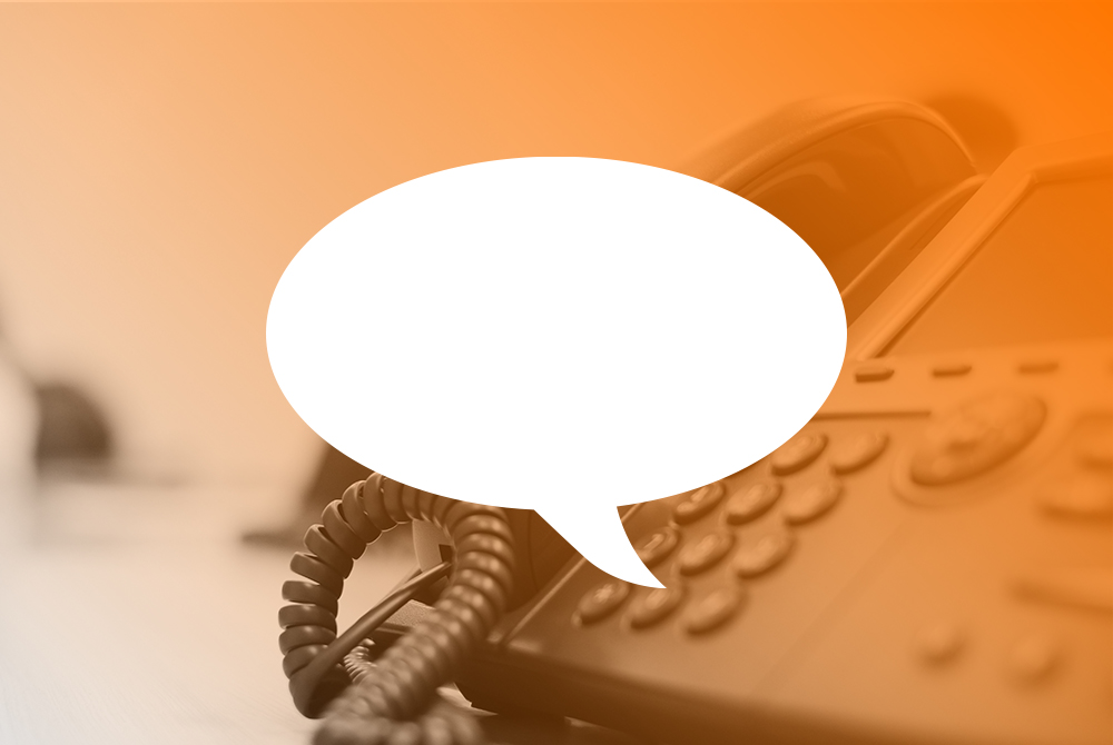 Telefon mit Sprechblasen-Grafik